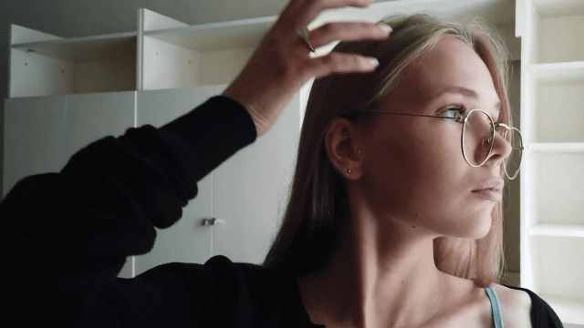 Cô nữ sinh kính cận quyến rũ - iywipjdu.sbs